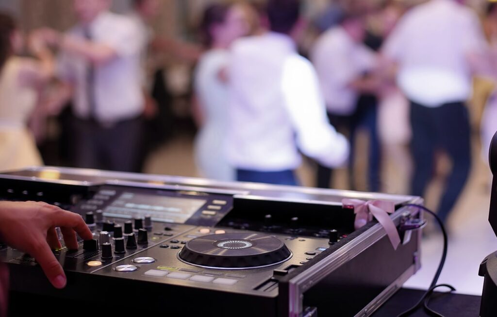 dj-especialista-en-bodas-con-mesa-de-mezclas-profesional