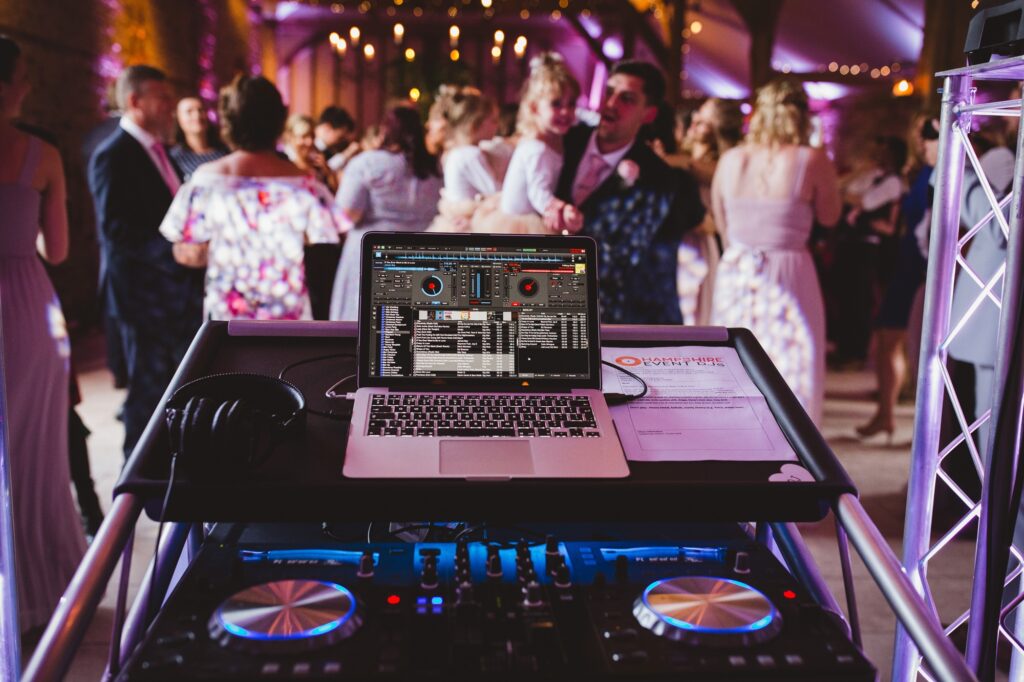 dj-para-fiesta-de-boda-con-iluminacion-espectacular